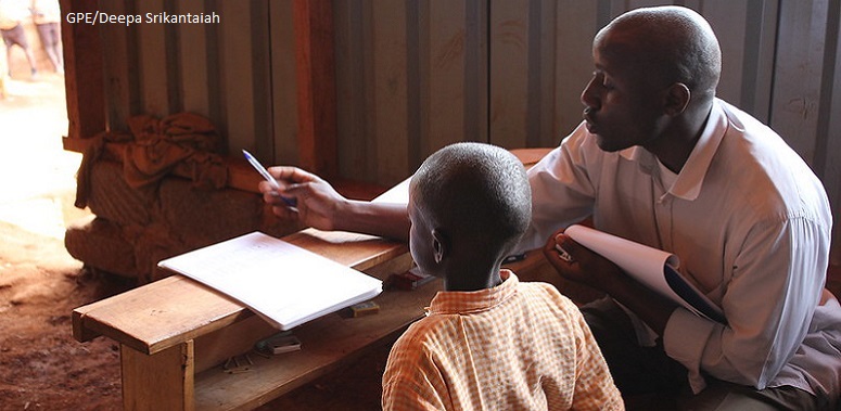 Enumerator administers the EGMA Kenya