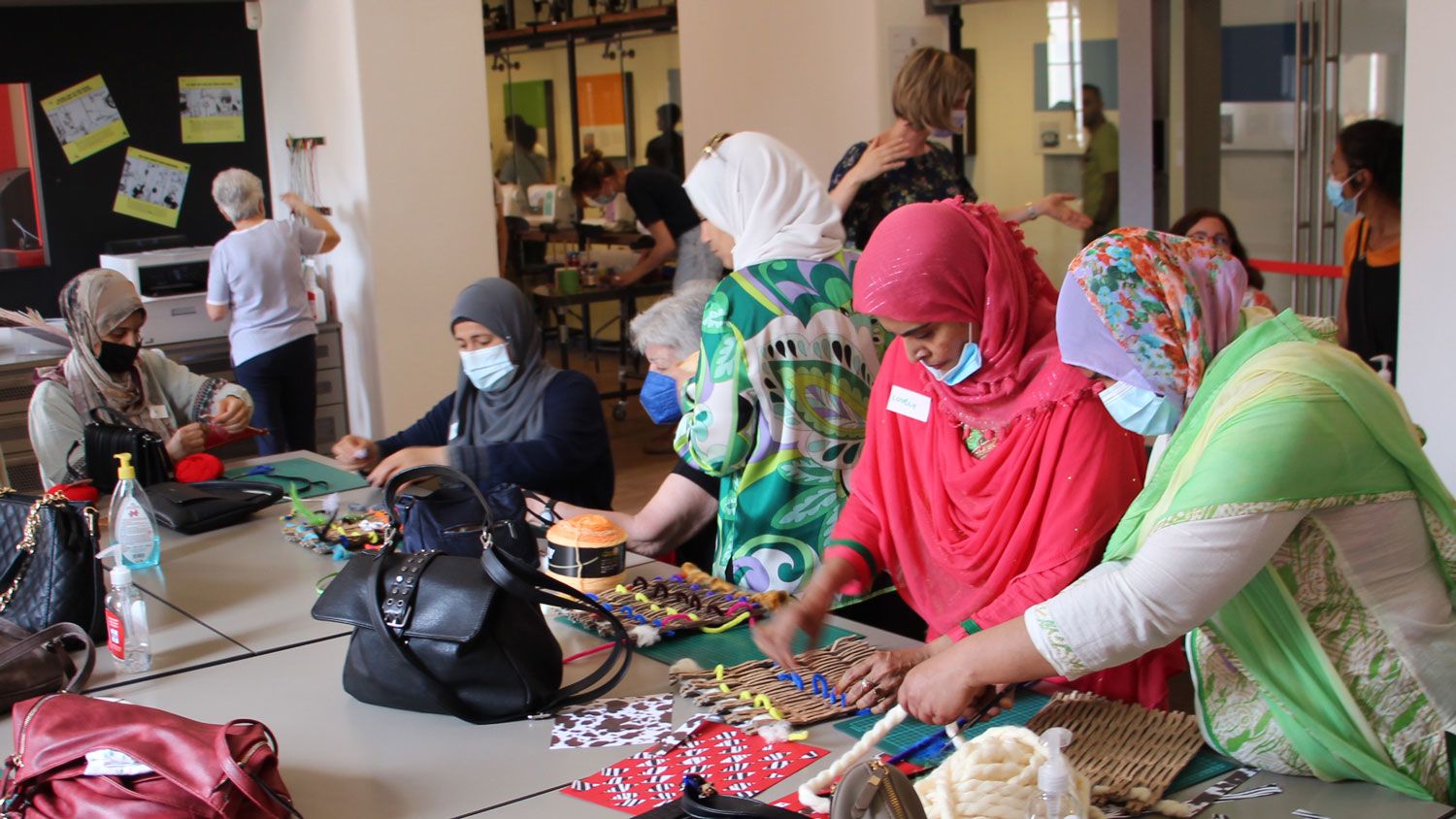 Immigrant women participating in a Tinkering session on ‘interweaving’ different materials at the Museo Nazionale della Scienza e della Tecnologia Leonardo da Vinci, Milan, as part of the Tinkering-EU initiative.